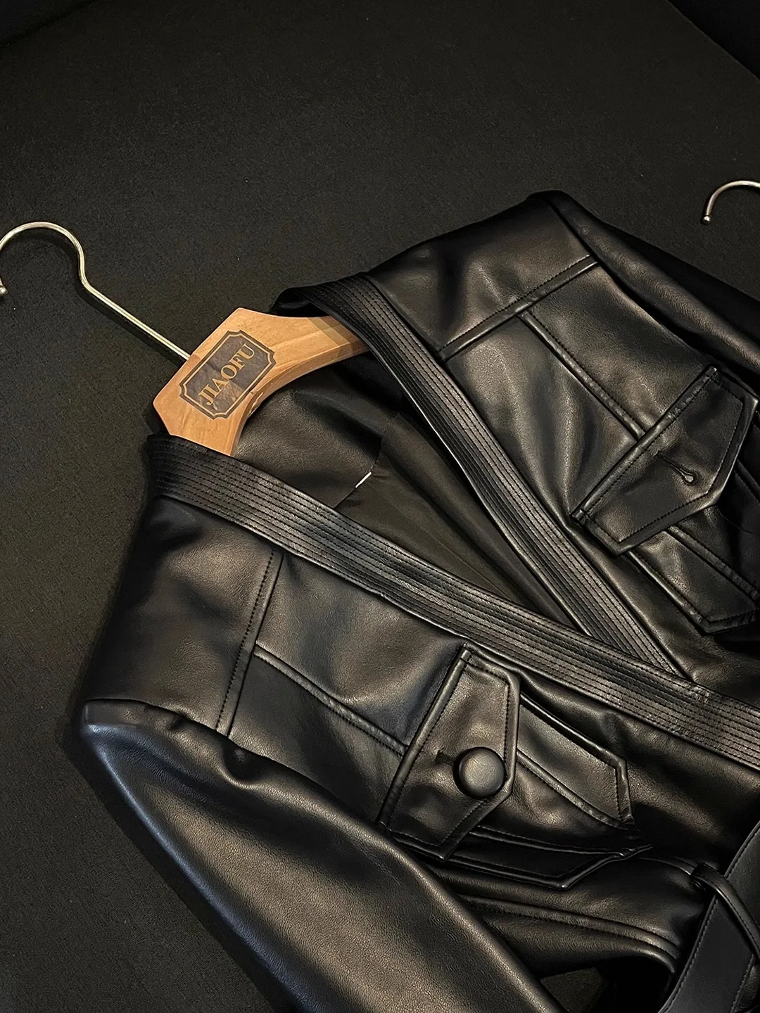 Cappotto Jaet in pelle slim fit con cintura Faionable Inizio autunno Nuovo Sle Celebri Abborsato Capispalla in pelle sintetica per giovani