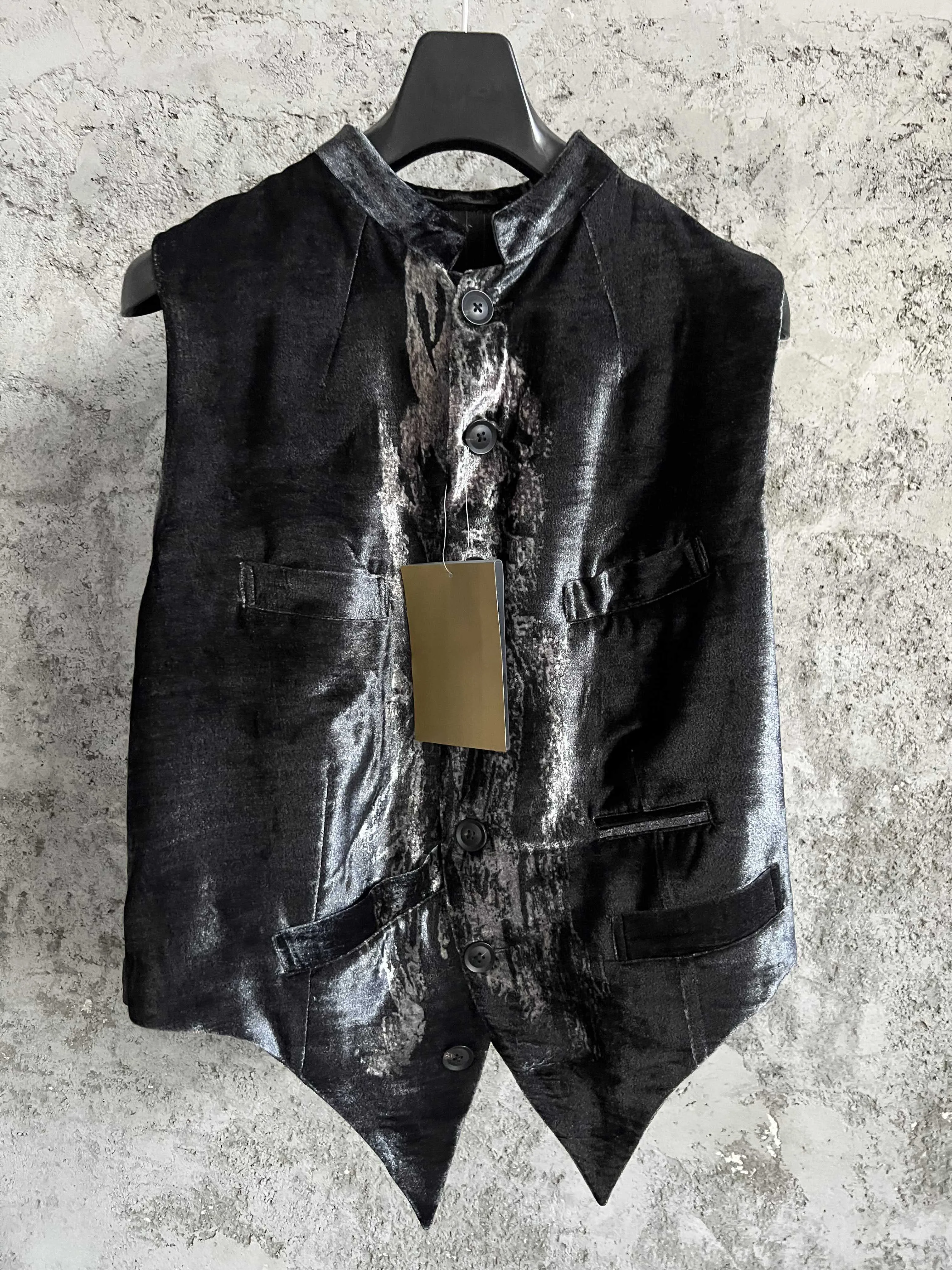 

Оригинальный дизайн: темный мужской жилет с цветным тигровым принтом и черный джазовый бархатный жилет.