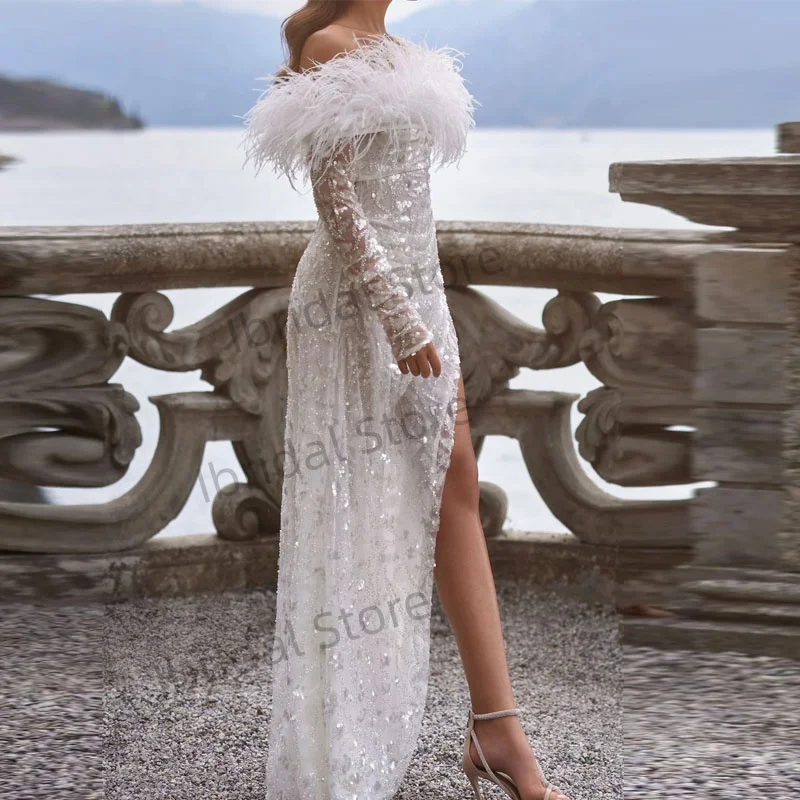 Maßgeschneiderte Abendkleider mit glitzernden Pailletten und langen Ärmeln und Federdetails. Sexy Kleid mit Seitenschlitz