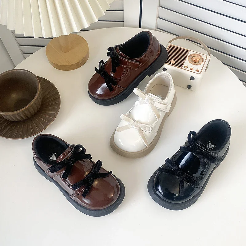 

Girls Dance Shoes Black Glossy Children Performance Shoes Dress Wedding 2025 Brand New Kids Leather Shoes Round Toes Soft Sole