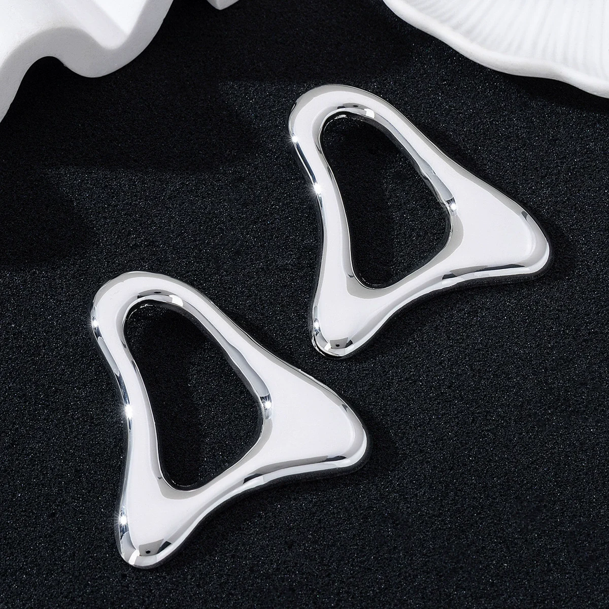 Exaggerated Metal Hollow Triangle Stud Earrings For Women Vintage Gold Color Irregular Geometric Earrings Party Jewelry Gift