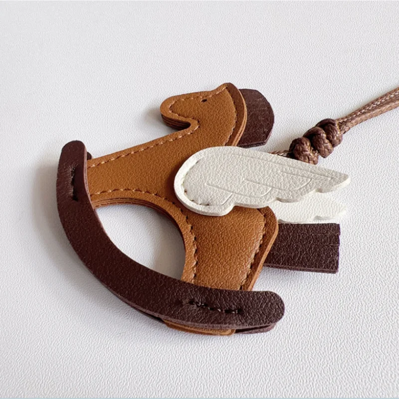 Ręcznie szyty wisiorek z końską sierotką z ekoskóry, ozdoba do torebki, modne i wykwintne akcesoria, prezent dla siostry lub najlepszej przyjaciółki.