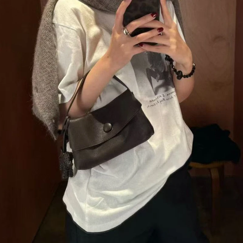 حقائب يد صغيرة من الجلد الطبيعي بأحرف أولى مخصصة للنساء، حقائب يد ومحافظ فاخرة بتصميم جديد لعام 2026، حقيبة معصم مزخرفة بأزرار من جلد البقر الطبيعي جودة عالية ًالشحن مجانا وصول الشحن السريع