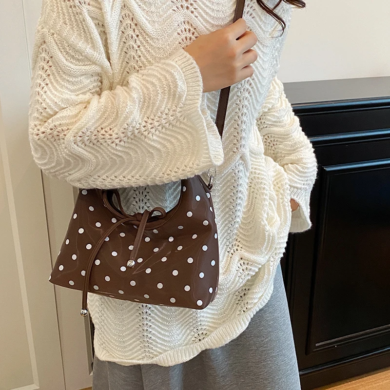 القوس البولكا نقطة المرأة حقيبة الصيف جديد الكورية المغناطيسي زر الرجعية حقائب كروسبودي شعبية سعة كبيرة تخفيف حقيبة كتف واحدة