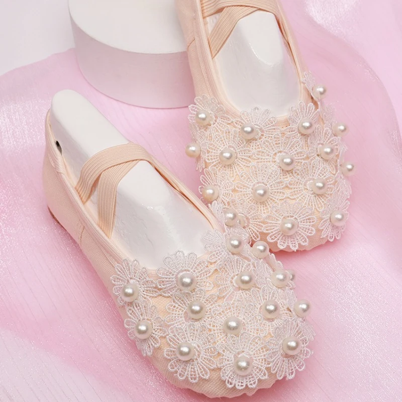 Chaussures de ballet en satin blanc pour dames avec détails en dentelle et perles pour les spectacles de danse