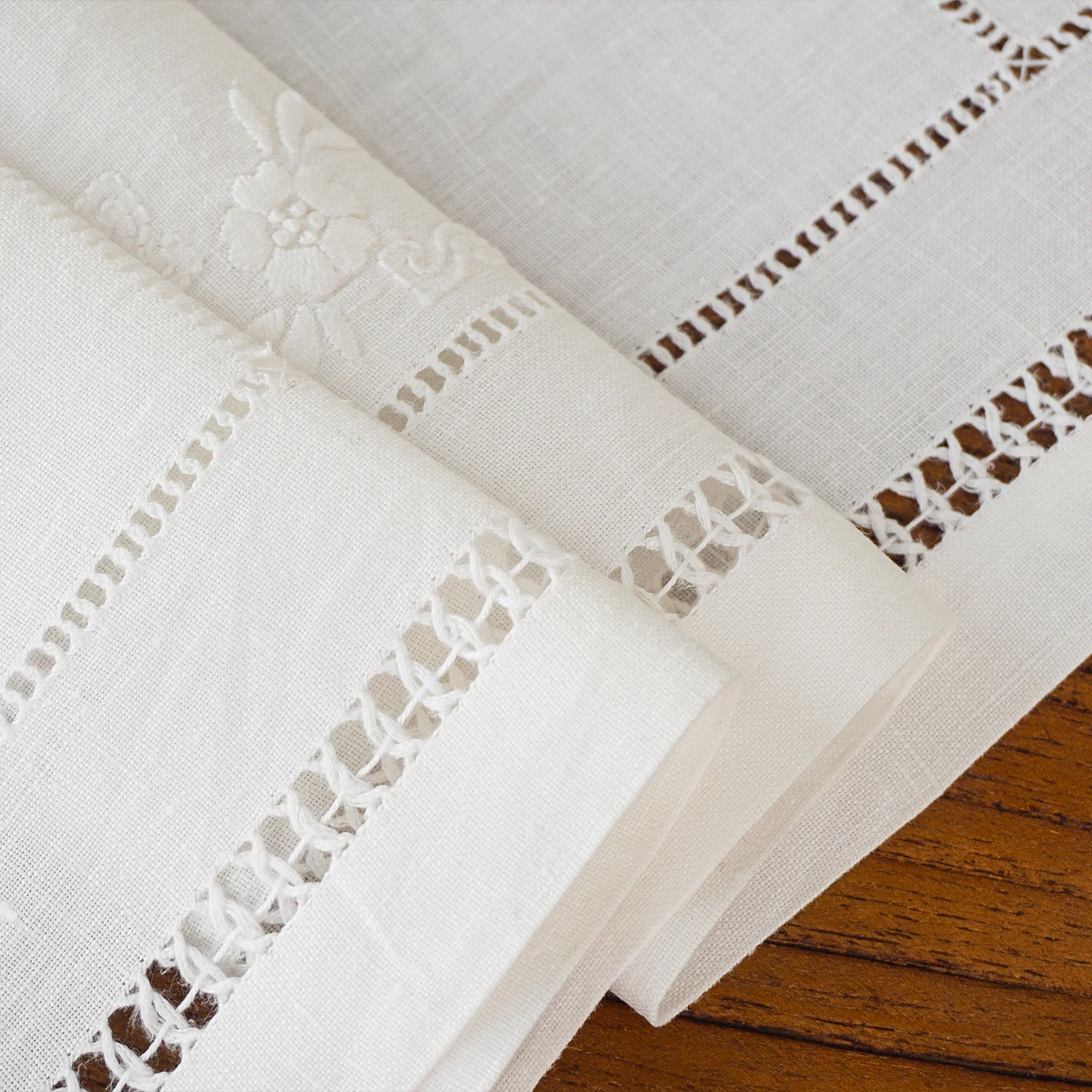 Handgefertigter Leinen-Tischläufer mit Stickerei – 10x33 Zoll schmaler dekorativer Schal für Kommoden, 100% reines Leinen mit exquisitem Blumenmuster, elegant – Detail 3