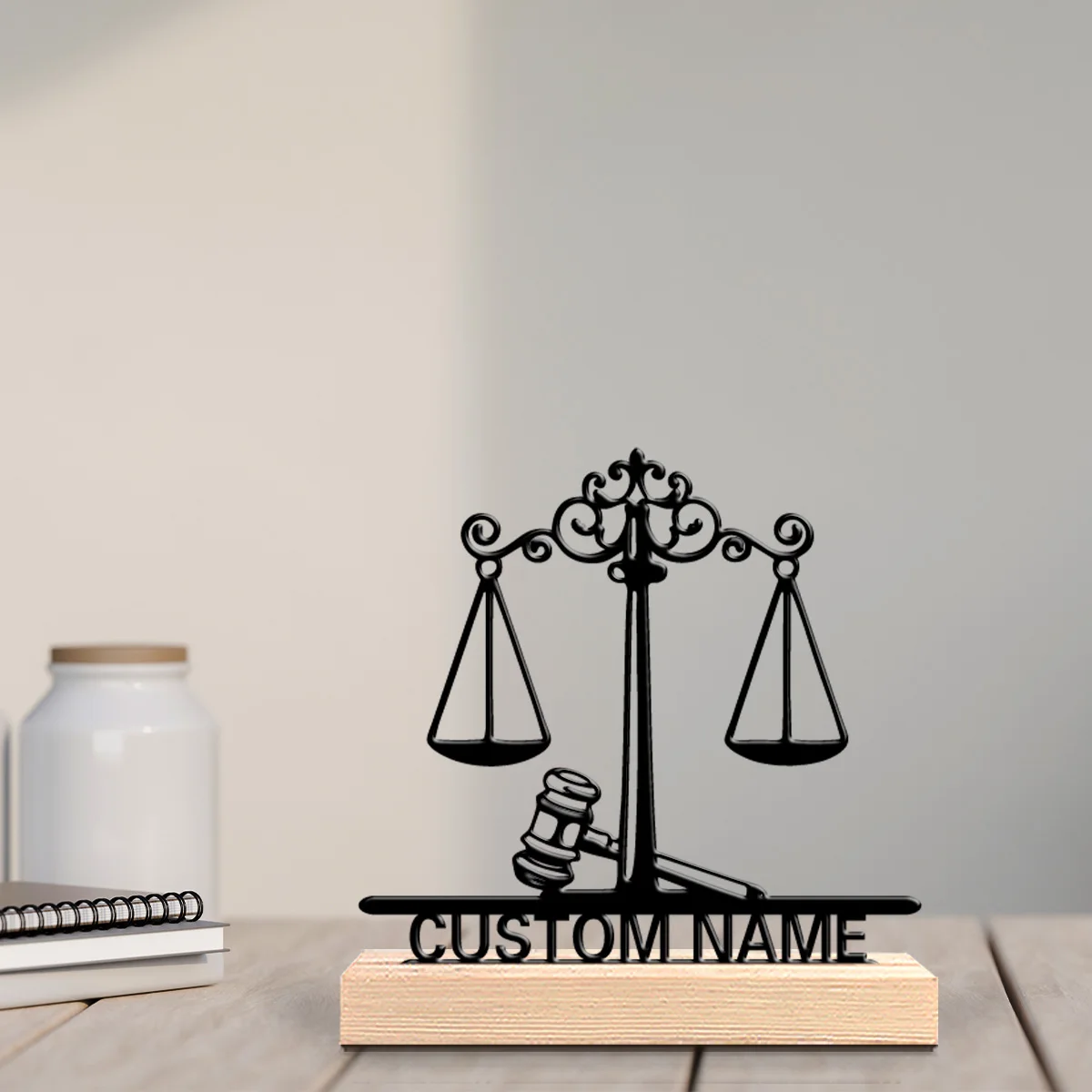 1 Stück Mode personalisierte benutzerdefinierte Balance Fairness Trial Metallstatuen Metallkunst mit Holzsockel geeignet für Anwalt Geschenke Büro