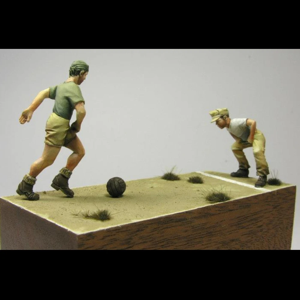 

1/35 WWII Italian soldiers playing football, Resin Model figure soldier, Military themes, Unassembled and unpainted kit