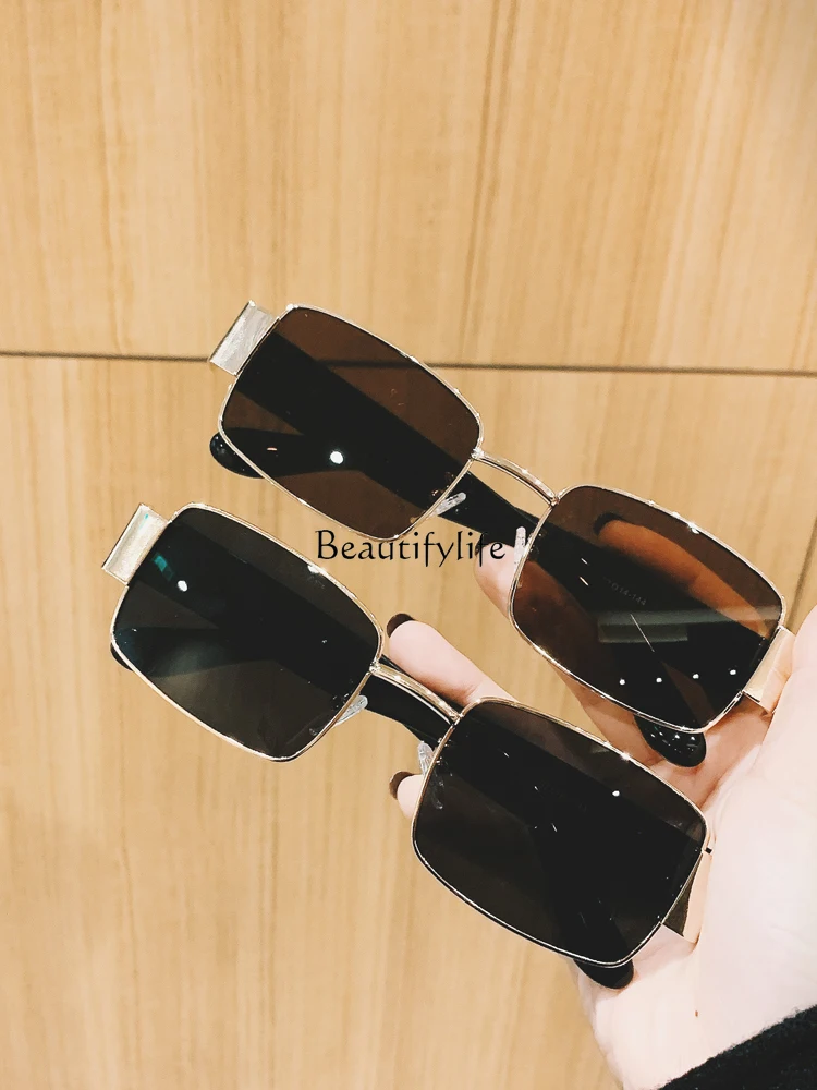 

European and American fashion street photography widened thick legs sunglasses female hipster small frame square