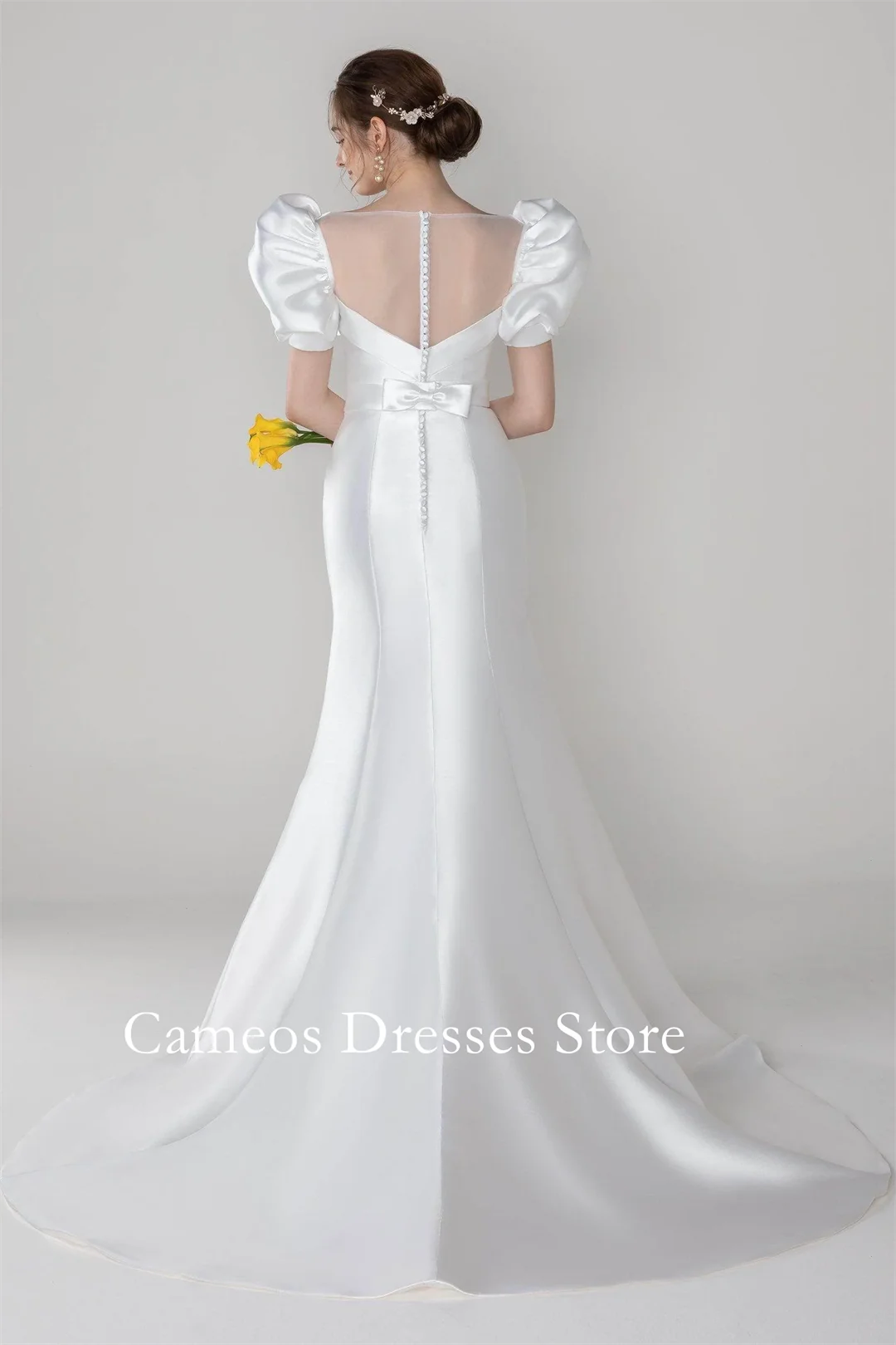 ชุดแต่งงานทรงทรัมเป็ต-เมอร์เมด คอวี แต่งกระดุม ผ้าซาตินเนื้อนุ่ม สีไอวอรี่ แบบสั่งตัดพิเศษจาก SONDR สำหรับเจ้าสาว