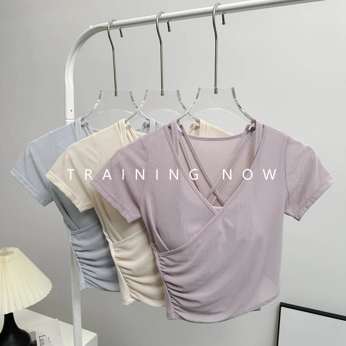 T-shirt sportiva da donna estiva a maniche corte con asciugatura rapida con imbottitura sul petto, top da yoga attillato, tuta da fitness per allenamento Pilates
