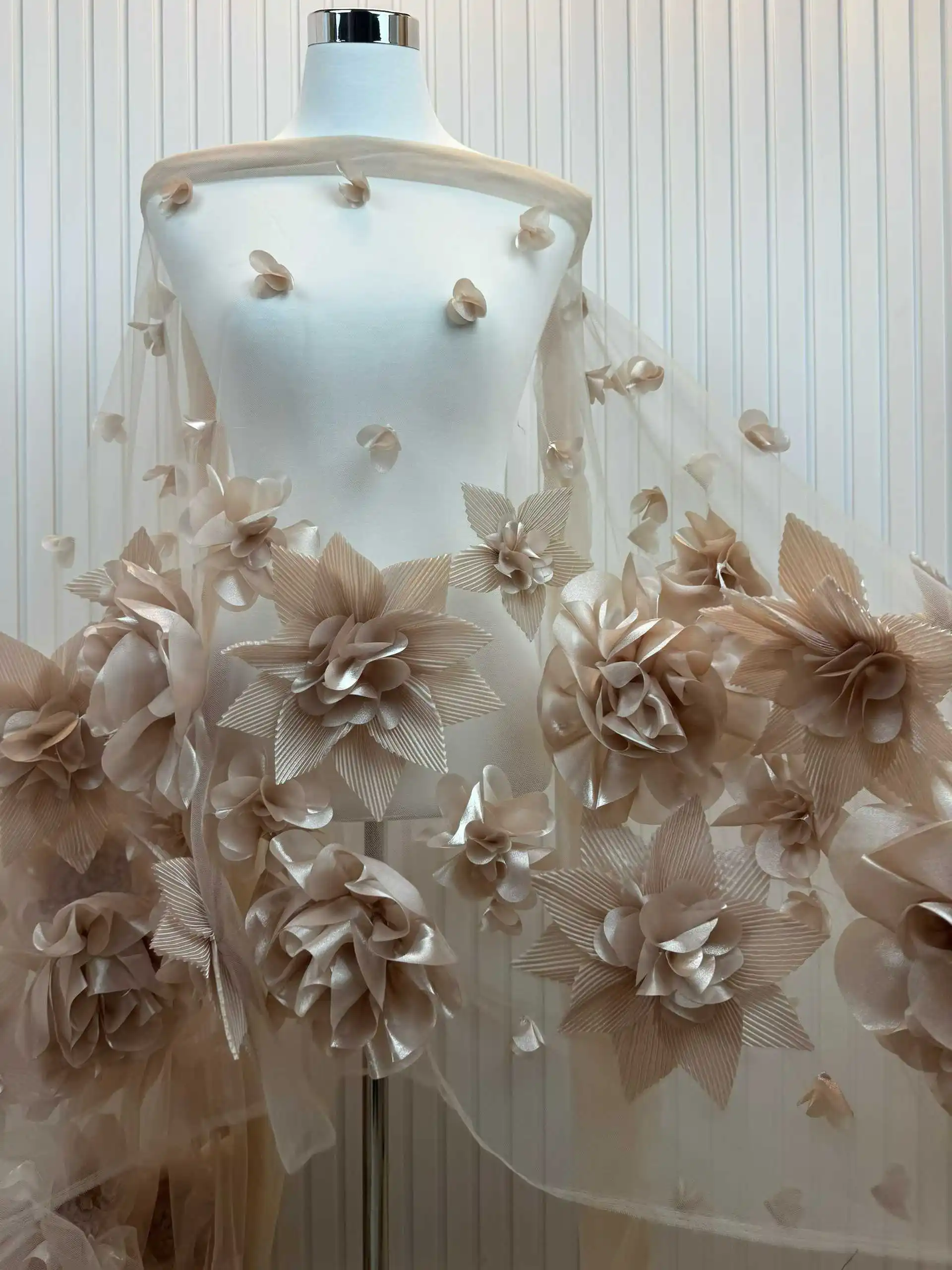 

Mccarthy Luxury Flowers Lace Fabric with Heavy 3D Embroidery Flower Fabric Fashion French Tulle Mesh Lace Fabric for Dress