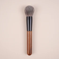 Yizhibi professional hand-made makeup brush face brush Red Squirrel mixed with fine goat hair.