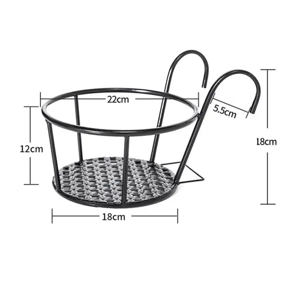 سلال معلقة حامل وعاء الزهور فوق مزارعي السياج المعدني للسكك الحديدية