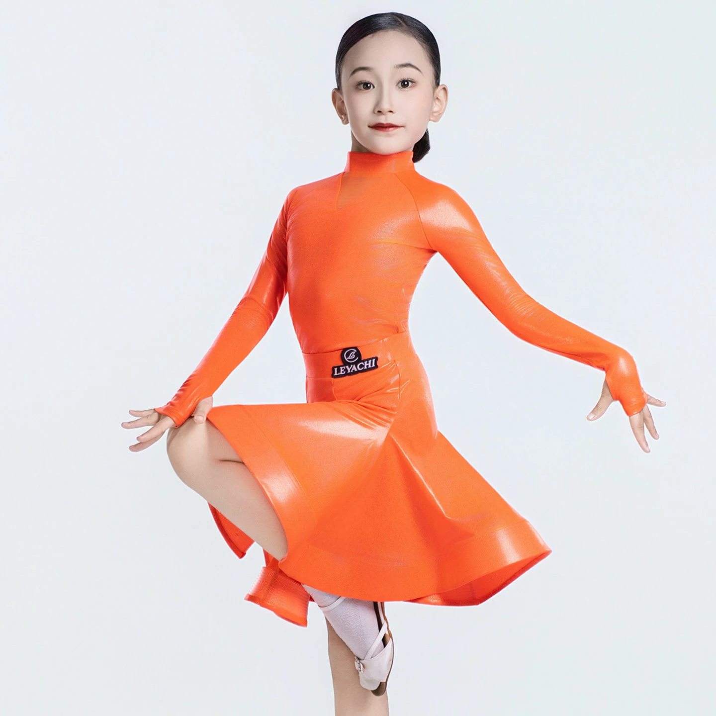 

2026 Новая одежда для соревнований по латинским танцам для девочек, флуоресцентный оранжевый костюм с длинными рукавами и разрезом, одежда для латинских танцев XH3998