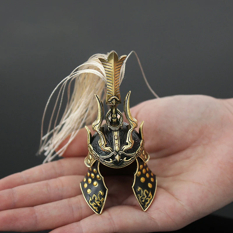 8 سنتيمتر لعبة Yonjie المحيطة خوذة عامة Wuwei Hou Yueshan فينيكس الذيل الصابون خوذة ذهبية نموذج معدني الحلي اللعب