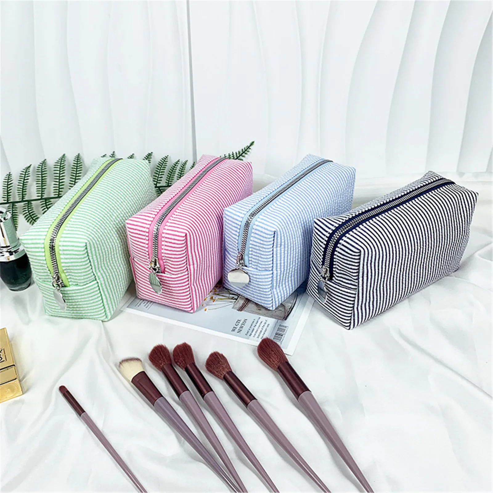 Fashion Women Striped Wrinkle Make Up Bag Travel Cosmetic Storage Organizer Pouch For Women Lady Zipper Wash Bag Fashion Clutch