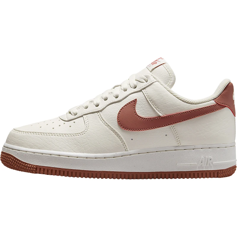 Nike ของแท้อย่างเป็นทางการ 2024 ใหม่ผู้หญิง Air Force 1 Classic Sport รองเท้าผ้าใบ DC9486-105