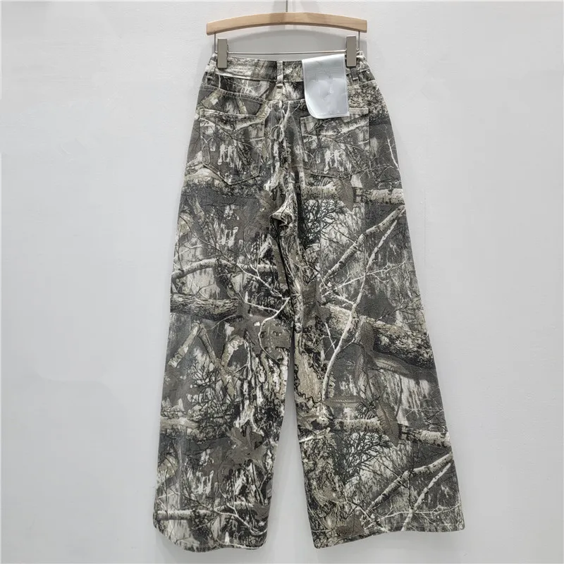 جينز أوائل الخريف واسع الساق. مقاس مستقيم مريح، عالي الخصر وتنحيف. التيلة الجديدة لخزانة الملابس متعددة الاستخدامات.