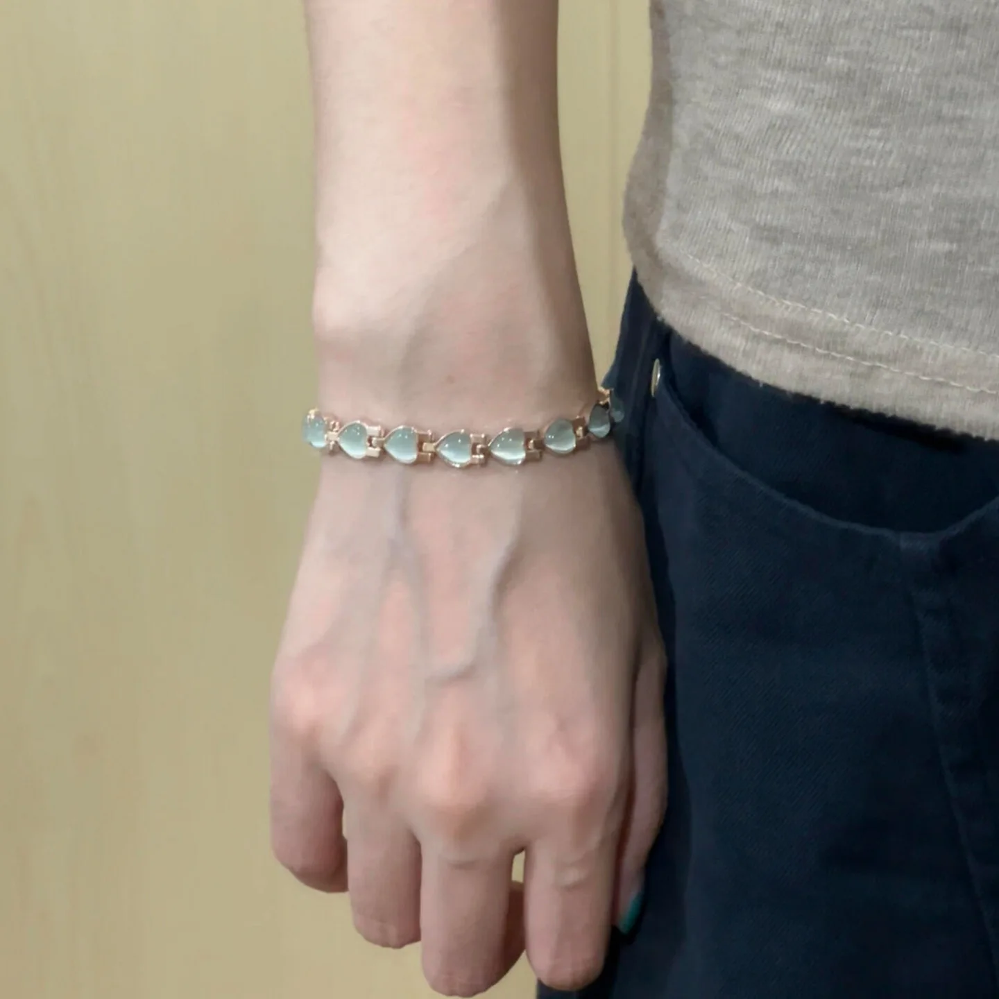 

Heart-shaped crystal bracelet for women, an elegant jewelry gift for Valentine's Day and anniversaries.
