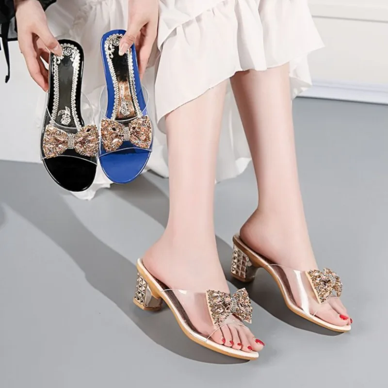 

Versatile Outdoor Women Summer Slippers 2026 New Sexy Transparent Rhinestone Bow Medium Thick Heel Fashion Sandals