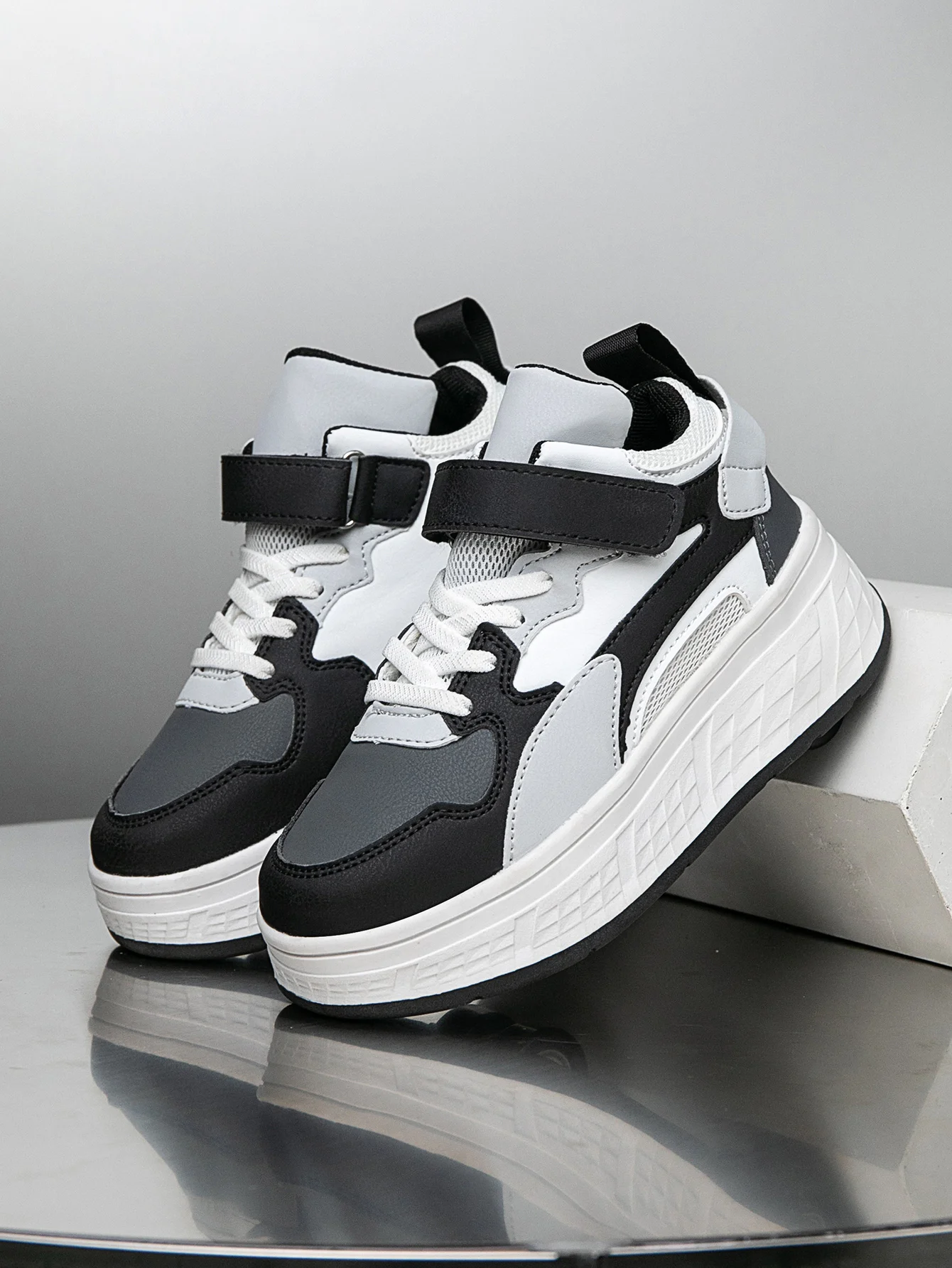 

1 pair of children's roller shoes with wheels walking shoes Sneakers shoes Board shoes Breathable elastic soft shock absorbent q