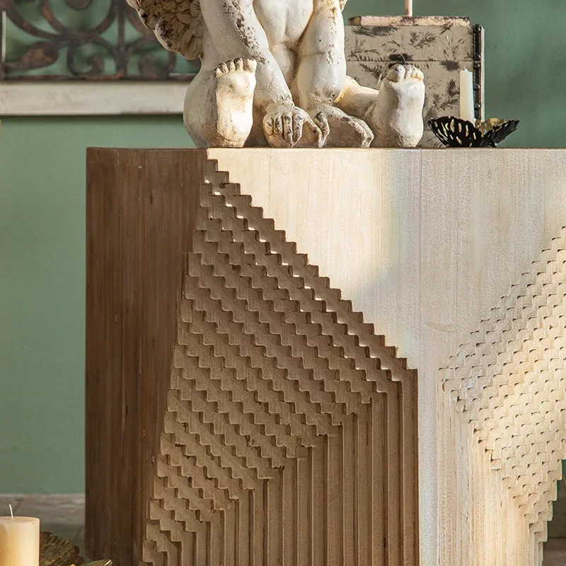 Niektóre ozdobne elementy na krawędzi sofy z drewna, retro i postarzane rogi.