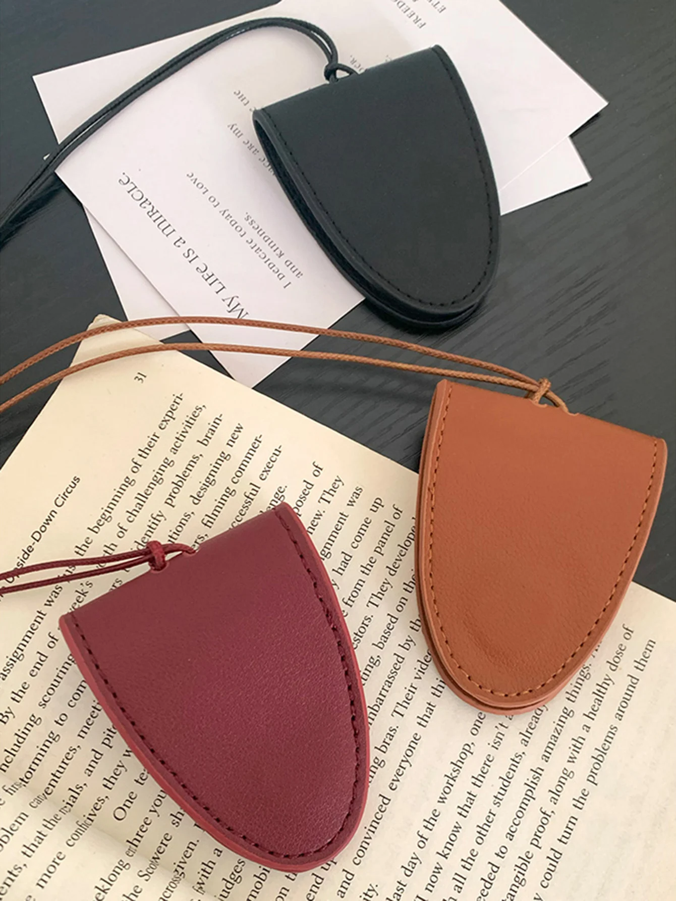 MIYIN Tragbare Brillen-Aufbewahrungstasche zum Umhängen, Anhänger aus PU-Leder, Reise-Sonnenbrillen-Magnettasche, Zubehör für Männer und Frauen – Detail 7