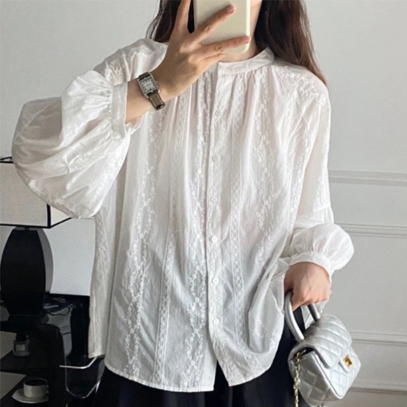 Camisas blancas con bordado Floral para mujer, blusas elegantes de manga larga acampanada para primavera y otoño, cuello redondo, botonadura única para mujer