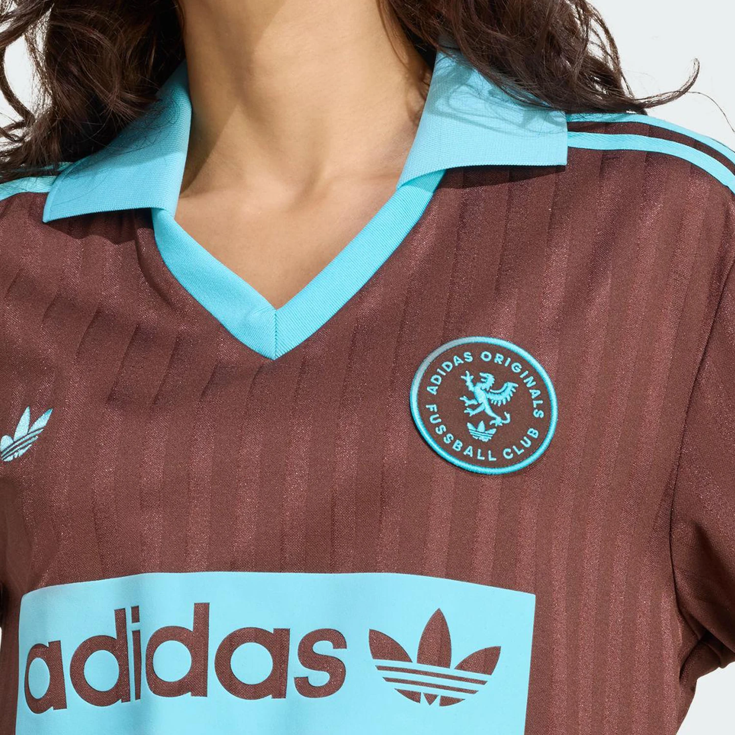 قميص بولو ريترو بياقة فضفاضة للسيدات من Adidas JY3542