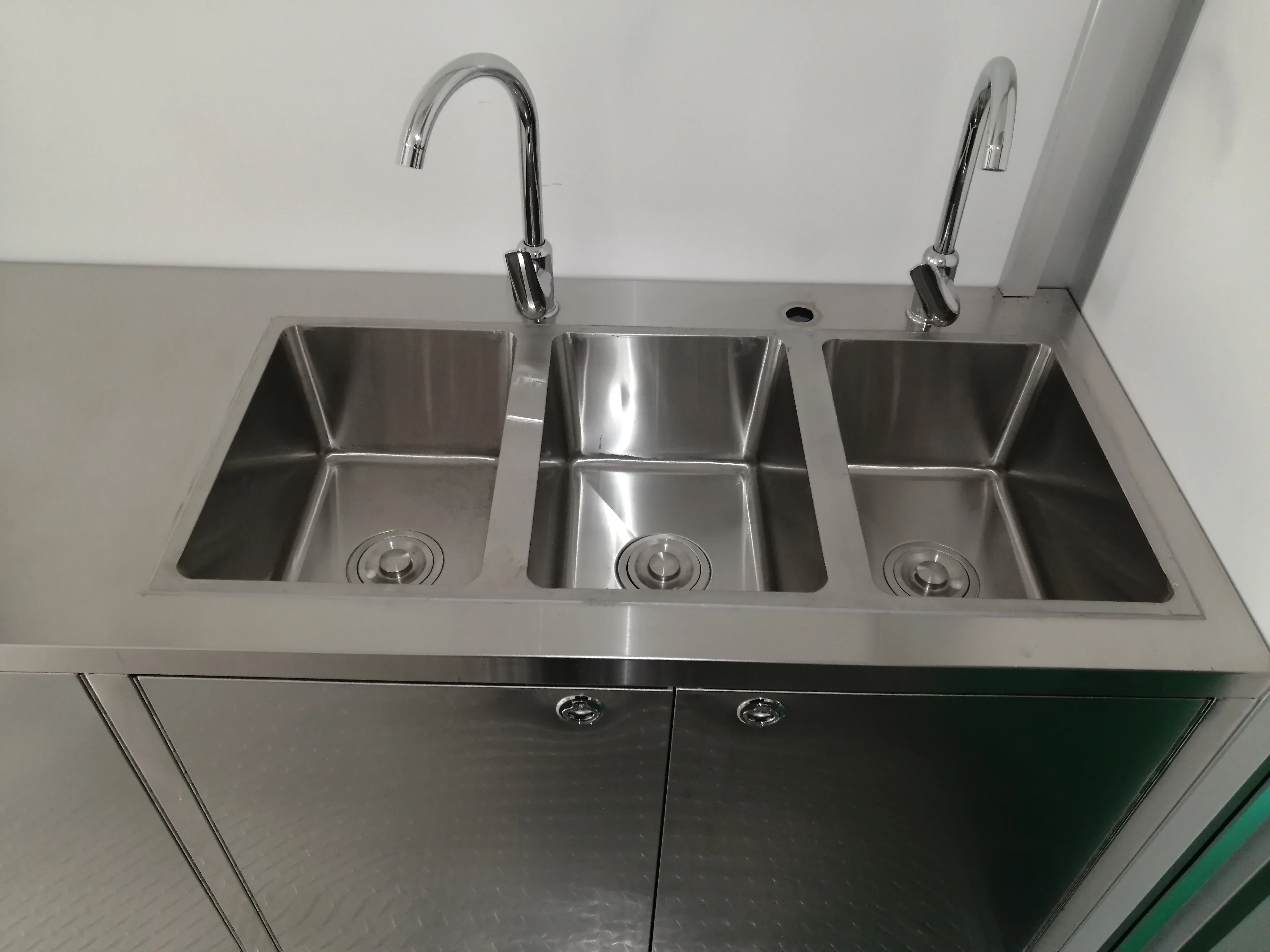 شاحنة طعام سوداء حديثة مع لوحة قائمة LED، مثالية لعلامات القهوة والآيس كريم والوجبات السريعة