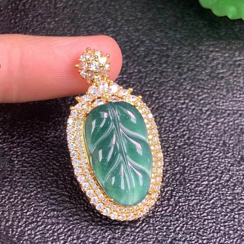 

Natural A-grade jadeite leaf with gold-plated copper inlay and ice jade necklace pendant. Wholesale from manufacturer
