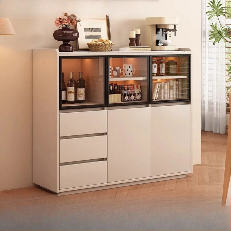 Lado comedor de madera maciza contra la pared integrado.