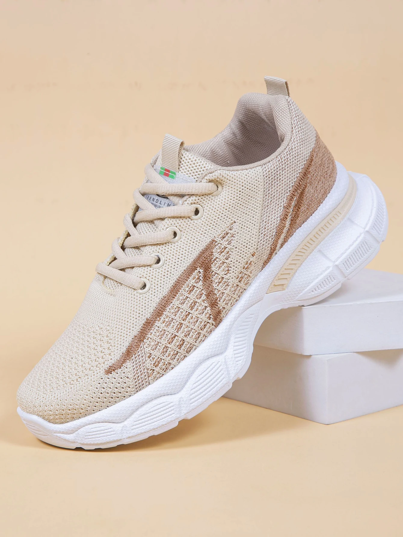 Spring new women\'s sports shoes, fashionable, breathable, lightweight, non-slip, wear-resistant, casual sports shoes, flat shoes