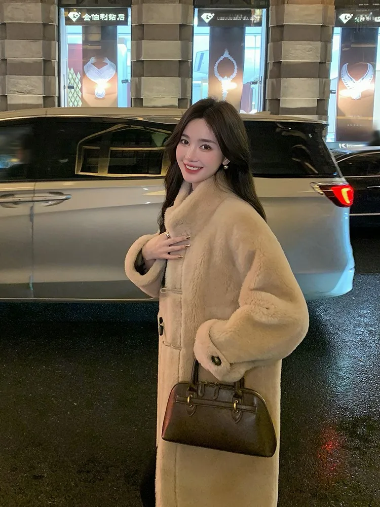 

Новая модная женская зимняя куртка из овчины LM r 2025: пальто средней длины с пуговицами и длинными рукавами