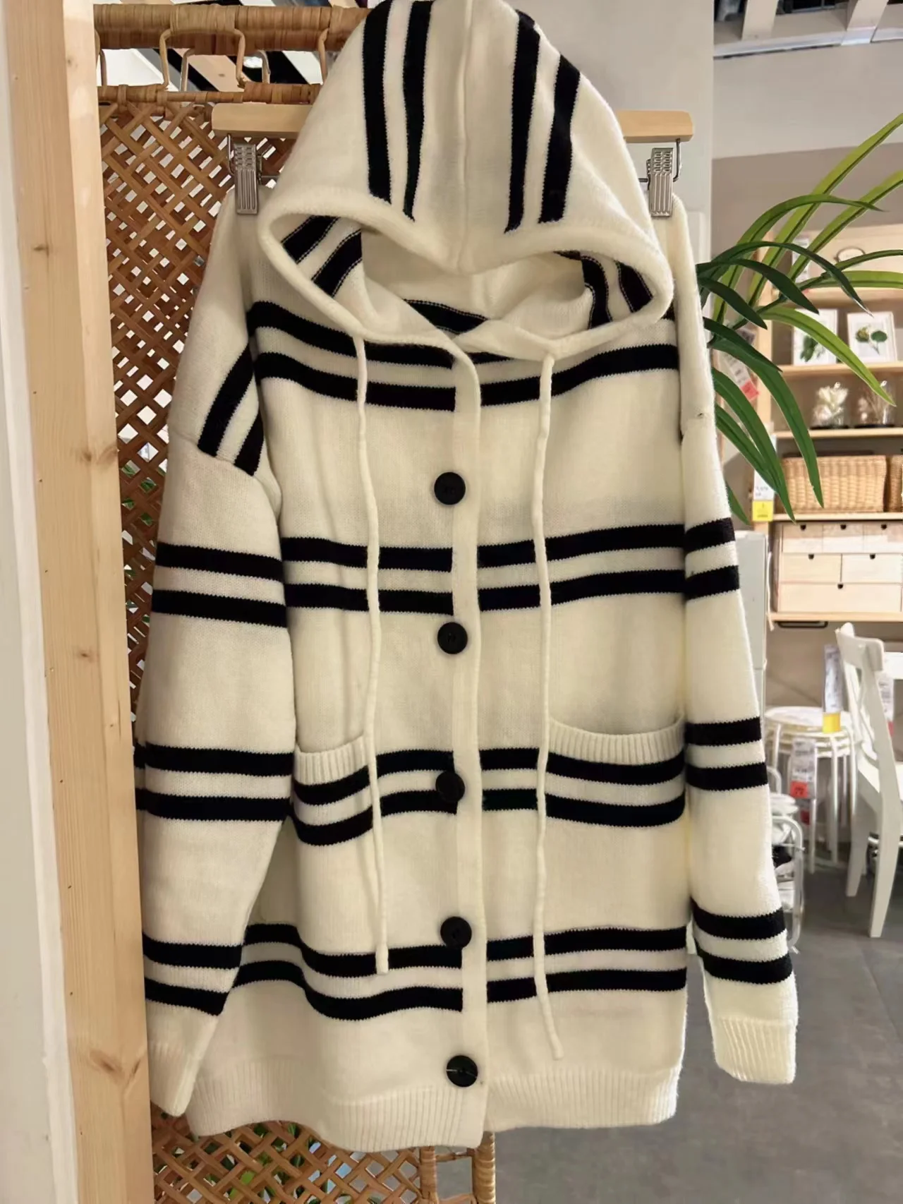 เสื้อคาร์ดิแกนถักลายทางมีฮู้ดสำหรับผู้หญิง แขนยาว ทรงหลวม สไตล์ลำลอง เสื้อแจ็คเก็ตไหมพรมแบบเกาหลี สำหรับฤดูใบไม้ร่วงและฤดูหนาว มีกระดุมและกระเป๋า รุ่น F216