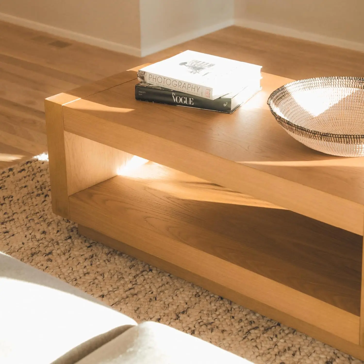 طاولة القهوة - طاولة مستطيلة مقاس 18 بوصة مع مساحة تخزين - خشب متين طبيعي - مثالية لغرفة المعيشة والصالة