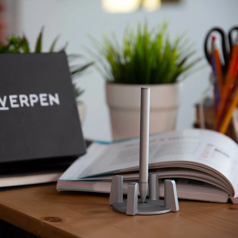 قلم HOVERPEN المغناطيسي ذو الوقوف الحر لا يطفو على الحلي المعدنية المضادة للجاذبية من الألومنيوم والتيتانيوم.