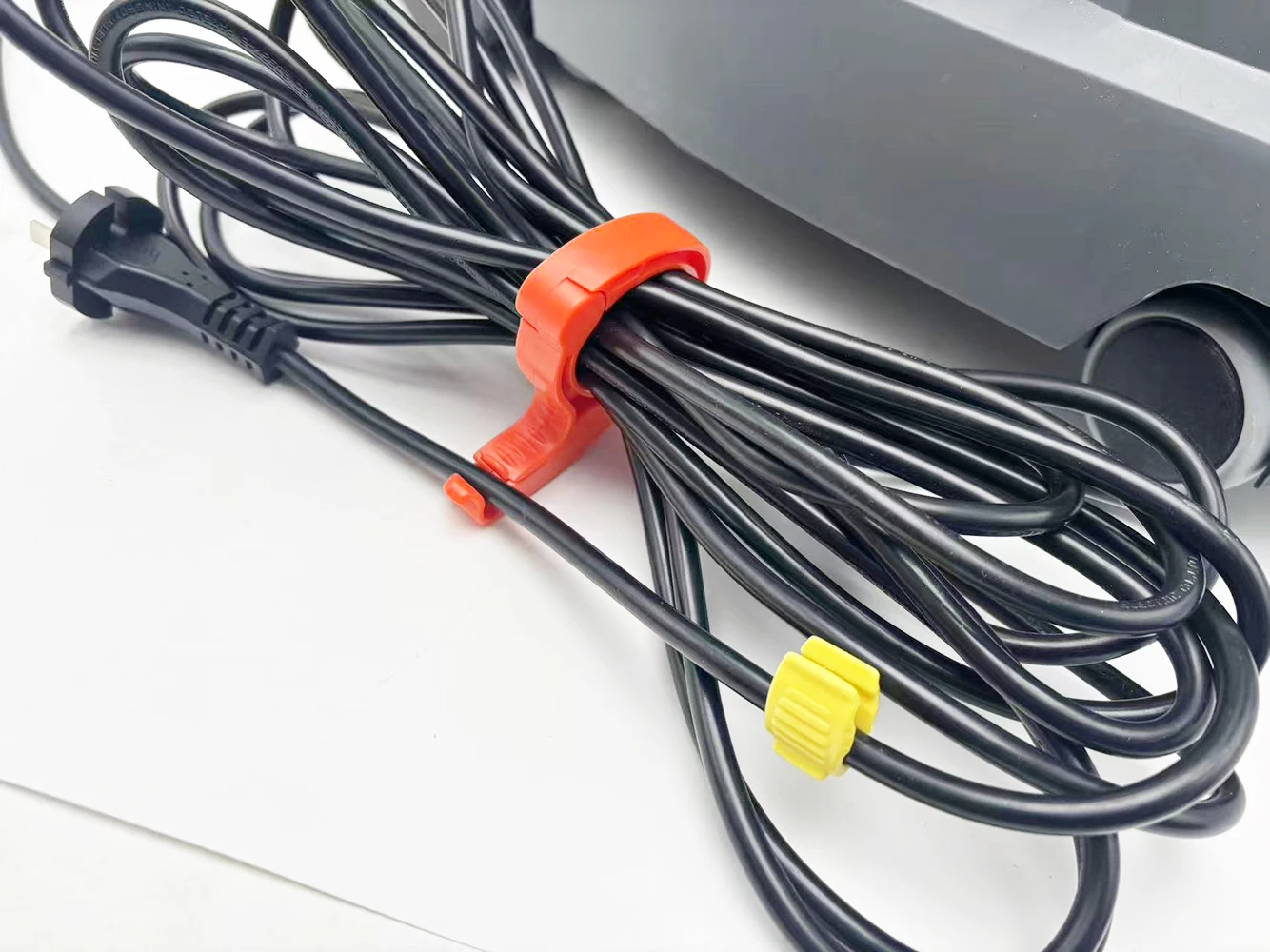 The electrical cable storage device and cable locking device is suitable for storing the wires and cables of car wash machines a