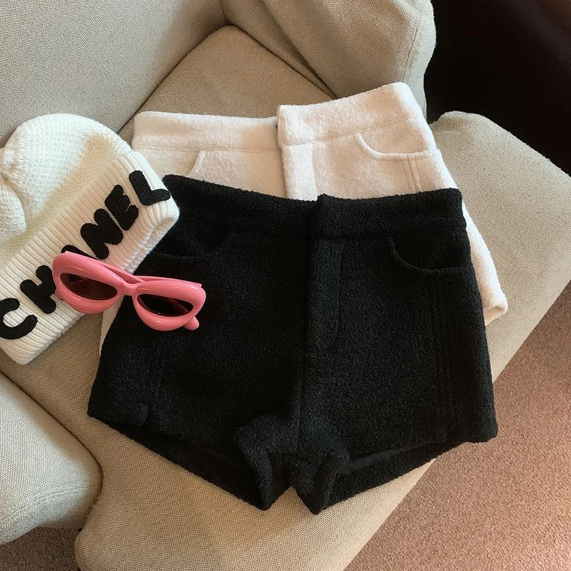 Pantalones cortos blancos de lana gruesa para mujer en otoño e invierno con abrigos y botas ultracortas para niña, pantalones de pierna ancha