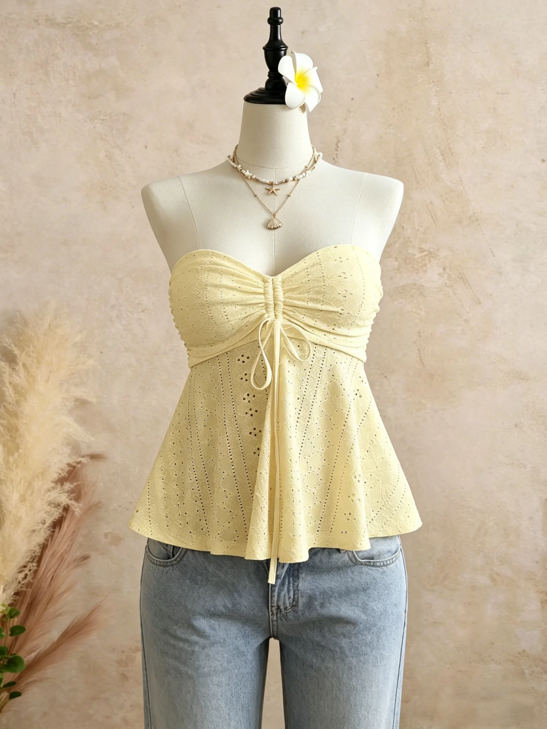 Top Tubo Feminino Amarelo com Renda Vazada, Casual, Franzido, com Amarração Frontal e Peplum, Sem Alças