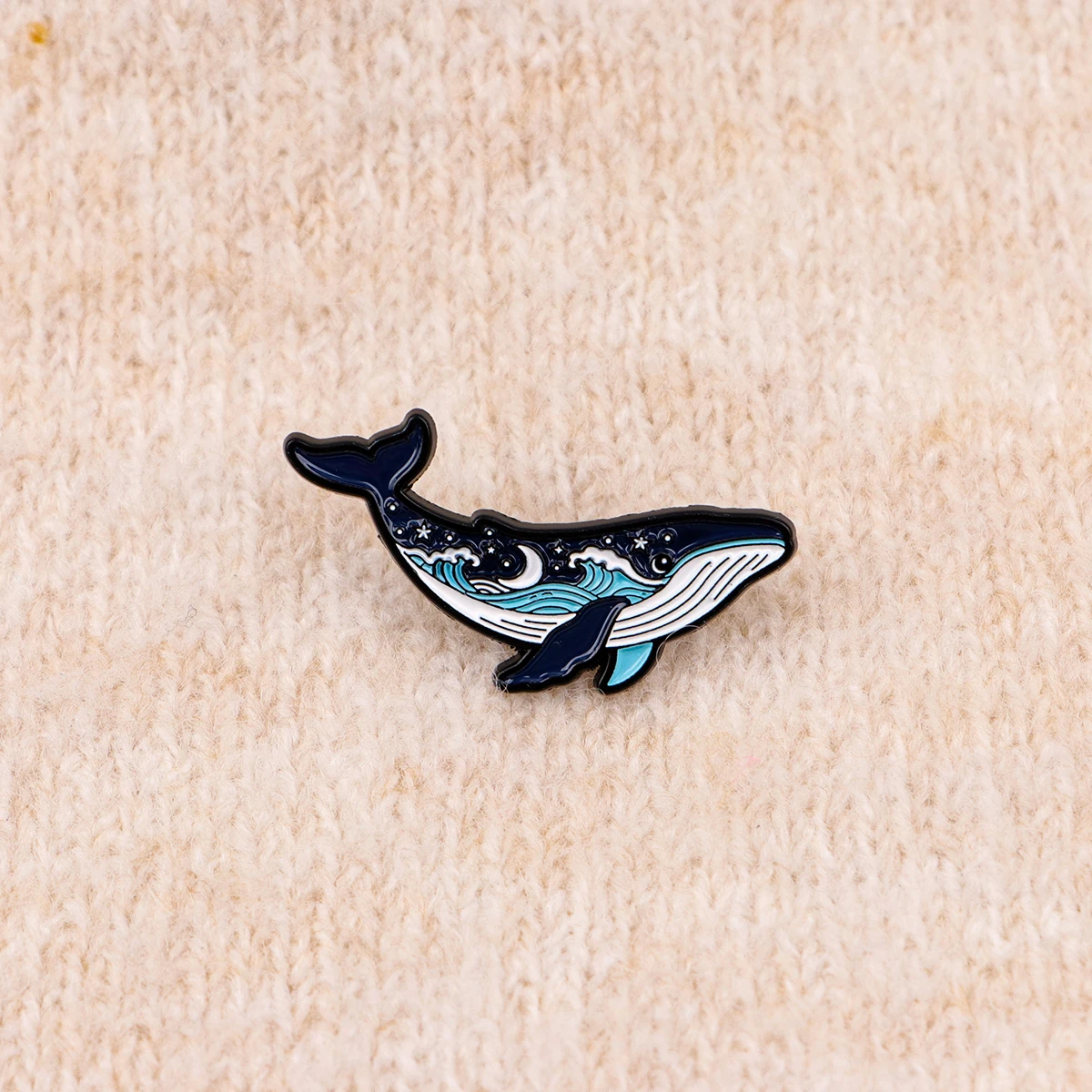 Sternenhimmel-Wal-Emaille-Pin, niedliche blaue Wal-Brosche, Wellen-Mond-Design, Anstecknadel für Rucksäcke, Schmuck, Kleidung, Dekoration – Detail 7