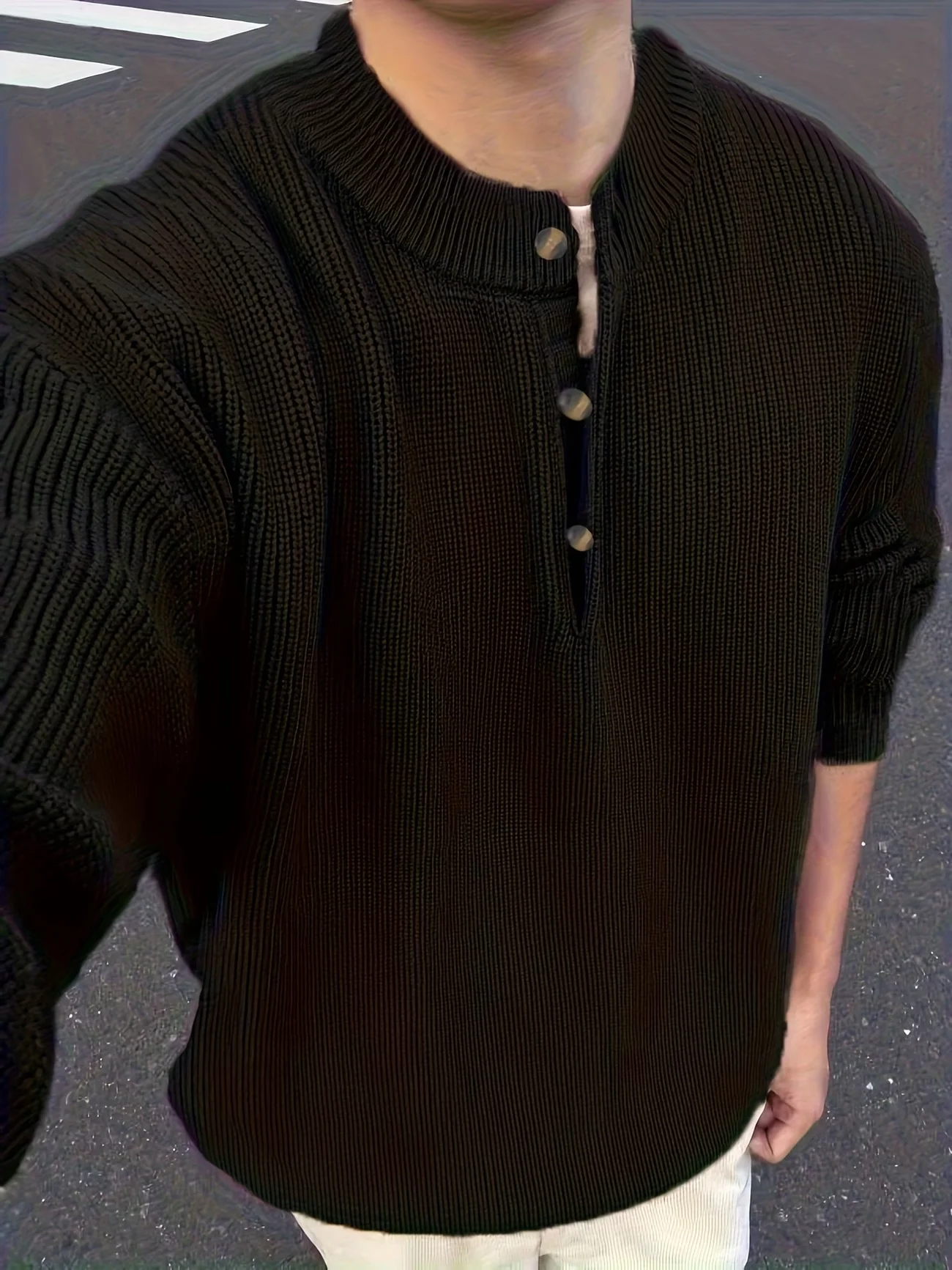 Herren-Pullover mit Henley-Kragen, geripptem Strickmuster, einfarbig schwarz, mit Knöpfen, langärmelig, für Herbst und Winter, lässiger, lockerer Schnitt, strukturierte Strickware. – Detail 5