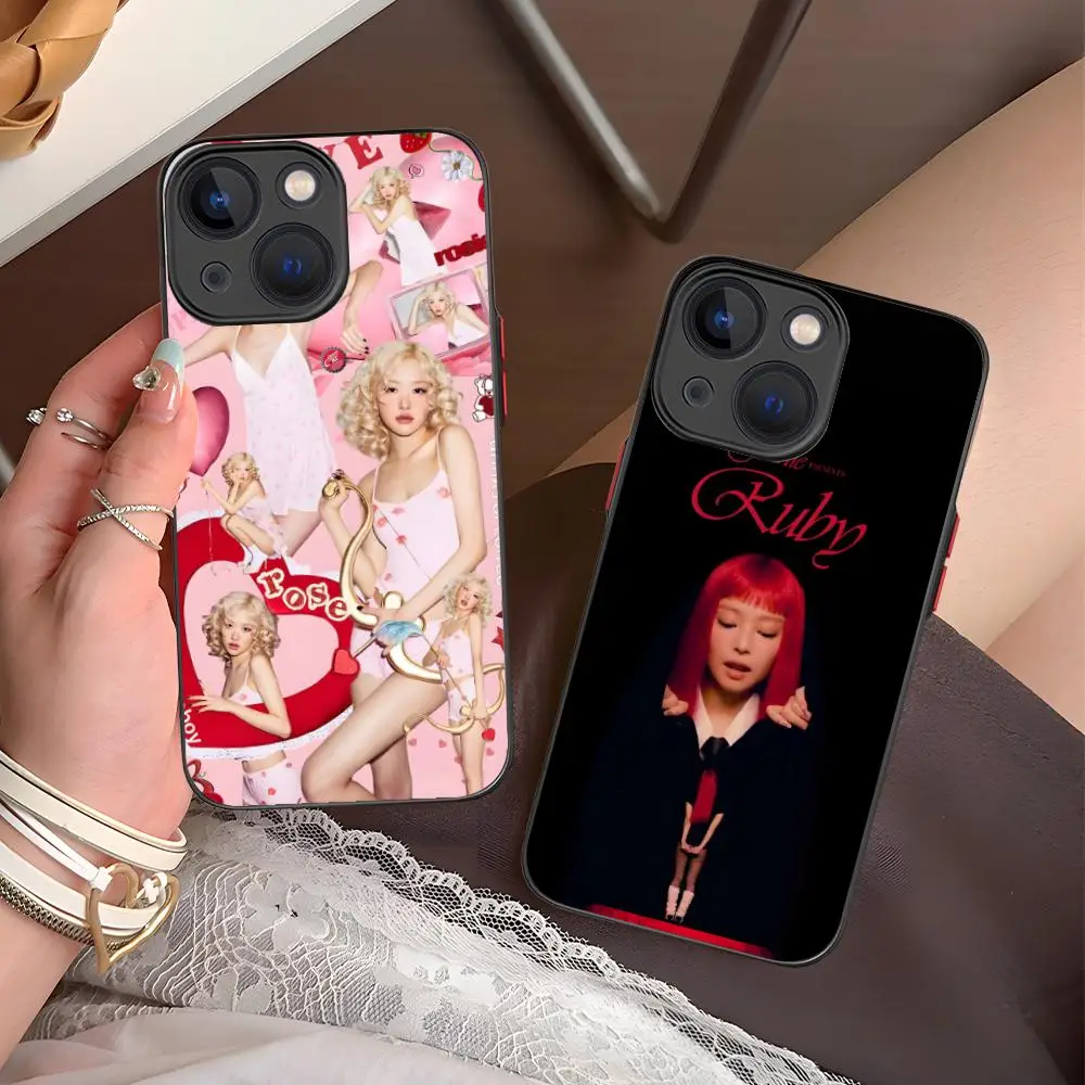 KPOP Rosie LaLisa Jennie جراب هاتف آيفون 16 15 14 13 12 11 X XR XS 8 7 Pro Max Plus غطاء سيليكون مطبوع ملون صغير