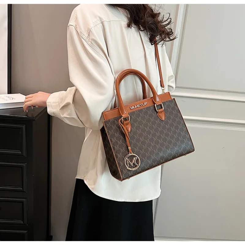 

​​Chic Functional Female Bag Handbag Portable Shoulder Bag Efficient Design For Active Lifestyles​​
