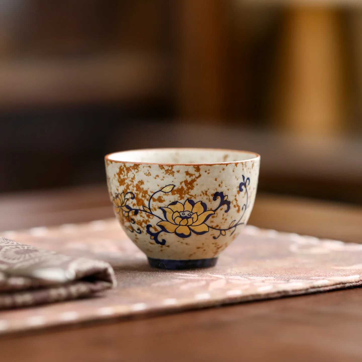 Blue White Porcelain Red Base Gilded Interlocking Lotus Heart Shaped Ceramic Master Cup Personal Kung Fu Tea Tasting Single Cup
