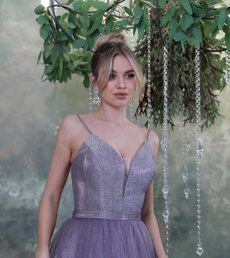 Vestido de cóctel de Año Nuevo con corsé brillante. Vestido festivo de punto brillante con falda de tul y espalda con cordones.