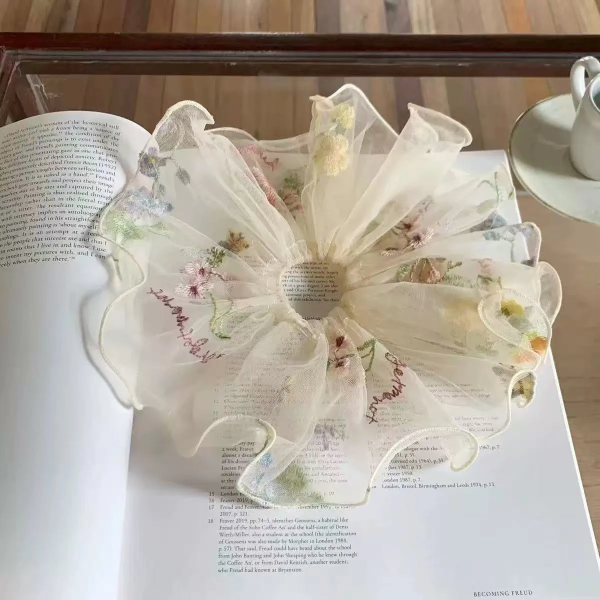 1 Stück Haargummi mit Blumenstickerei, großer Darmhaargummi, neuer Super-Fairy-Landhausstil, zum Binden von Pferdeschwänzen und Duttfrisuren, Haarblume – Detail 4