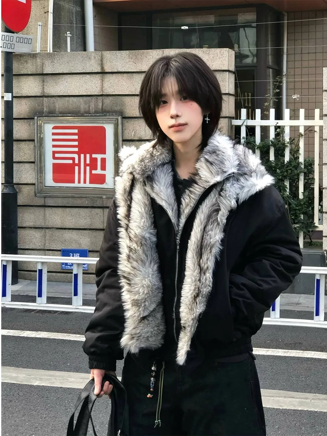 

Мужская утепленная зимняя хлопковая куртка с меховым воротником, приталенный крой, короткое пальто с узором «Горный орел», повседневная одежда