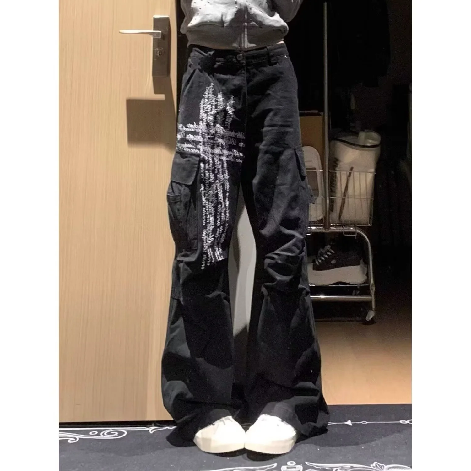 

Мужские джинсы большого размера на осень-зиму, с индивидуальным дизайном, с надписями, в уличном стиле, модные, прямого кроя, повседневные, в стиле Гонконг.